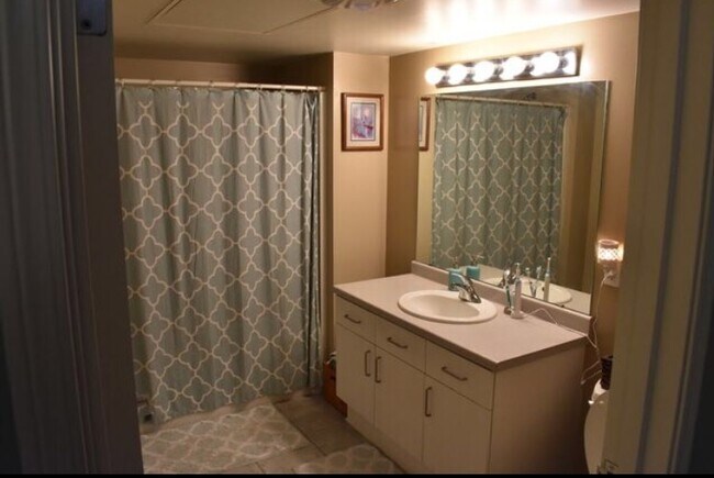 Building Photo - 1924 N Hubbard St