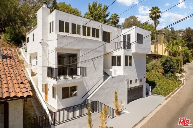 Building Photo - 2619 Rinconia Dr