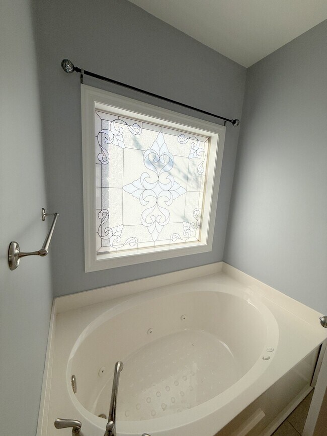 Building Photo - 218 Woodgrove Dr NW