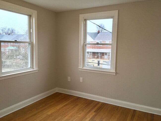 Building Photo - Fantastic 3 Bedroom EOG Townhome with Parking Pad in Parkville!