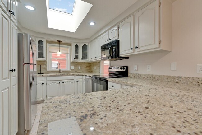 Building Photo - Charming Single Family Home offering  3-be...