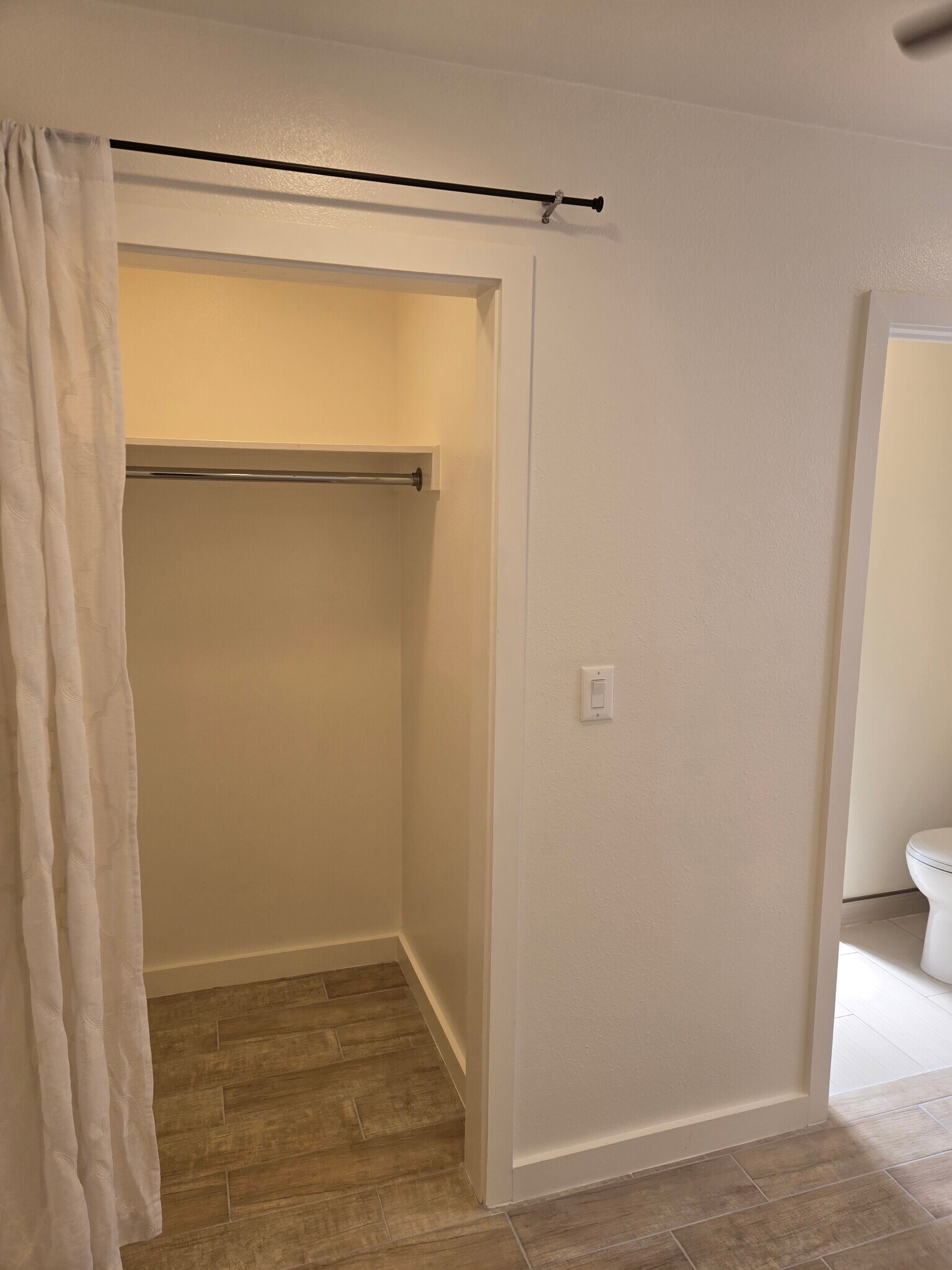 Building Photo - 2118 W 57th St