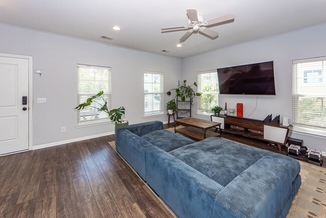 Building Photo - 3 Bedroom 2.5 Bath Single Family Home in W...