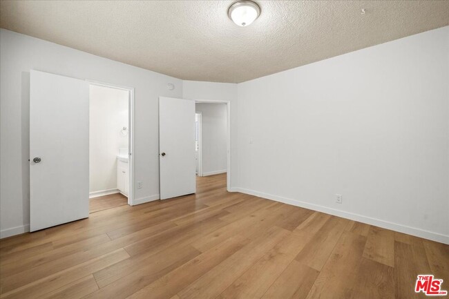 Building Photo - 934 6th St