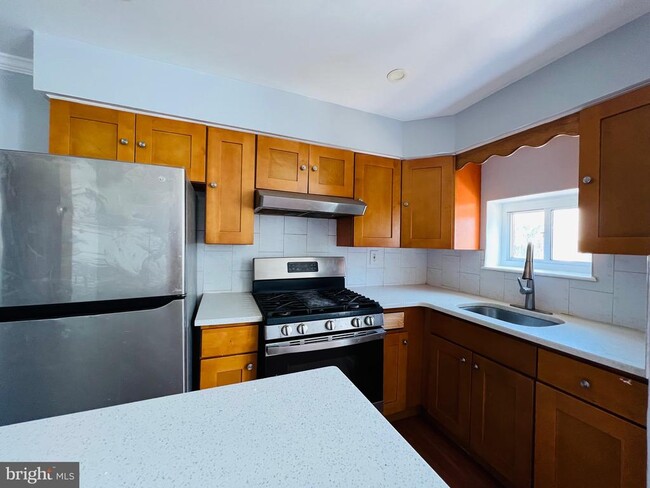 Building Photo - 1609 S 28th St