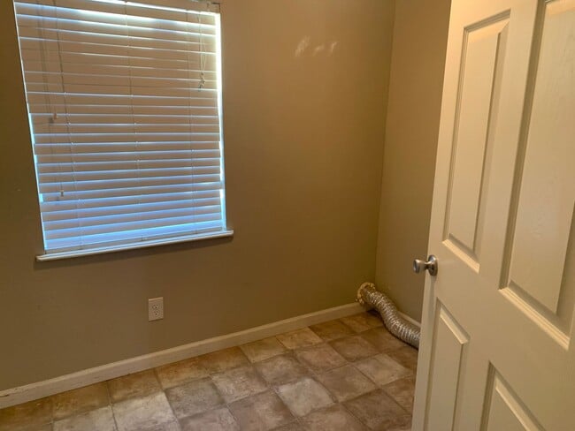 Building Photo - Remodeled 2 Bedroom 2 Bath in Great Location!