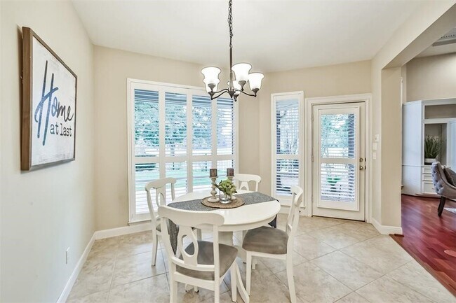 Building Photo - 16 Kelliwood Ct Cir