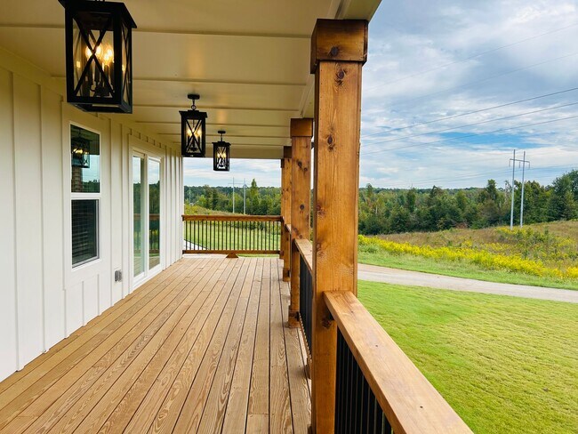 Building Photo - Stunning 4 bedroom 2.5 bath near Downtown Newnan! Must see!