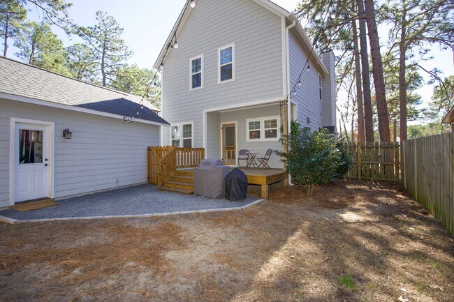 Building Photo - Charming Cottage in DOWNTOWN Southern Pines