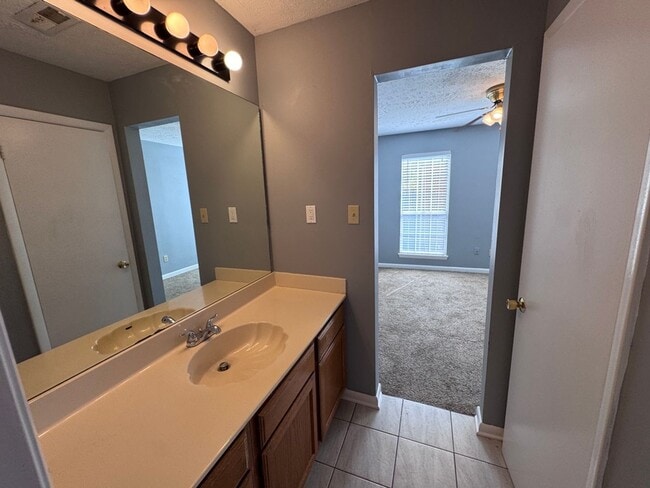 Building Photo - 3 bedroom/2.5 bath in Brentwood (Nipper's ...