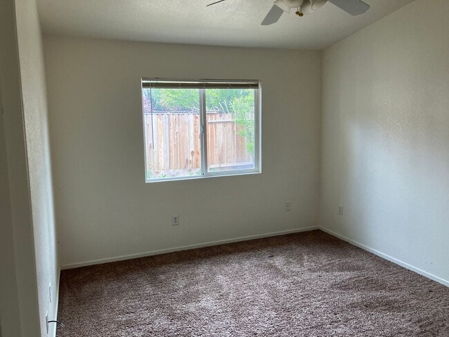 Building Photo - 4 Bedroom 2 Bath House for Rent