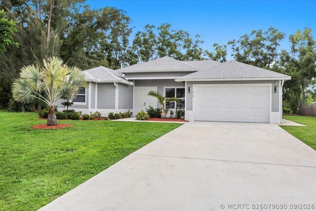 Building Photo - 419 SW Namoit Pl