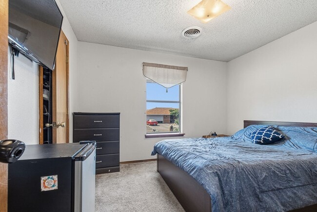 Building Photo - Spacious 3 bedroom 2 bath home with Solar Panels