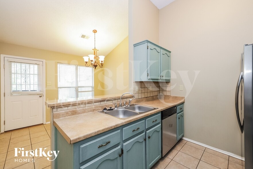 Building Photo - 7602 Iris Dr