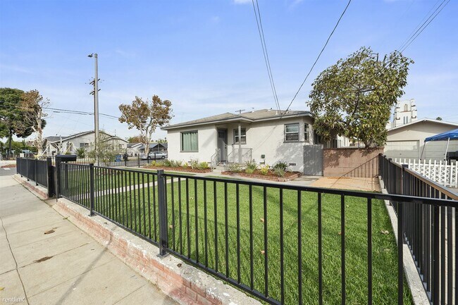 Building Photo - 2 br, 1.5 bath Duplex - 1160 North Fries A...