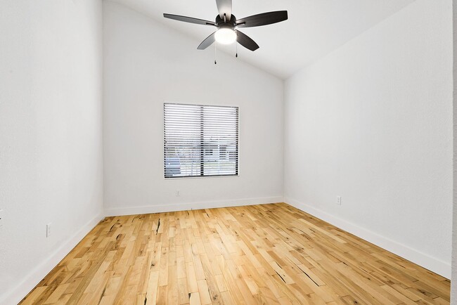 Building Photo - Two Bedroom Twin Villa with Attached 1-Car...