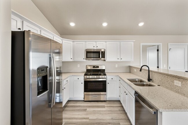 Building Photo - 3 BR Split Foyer