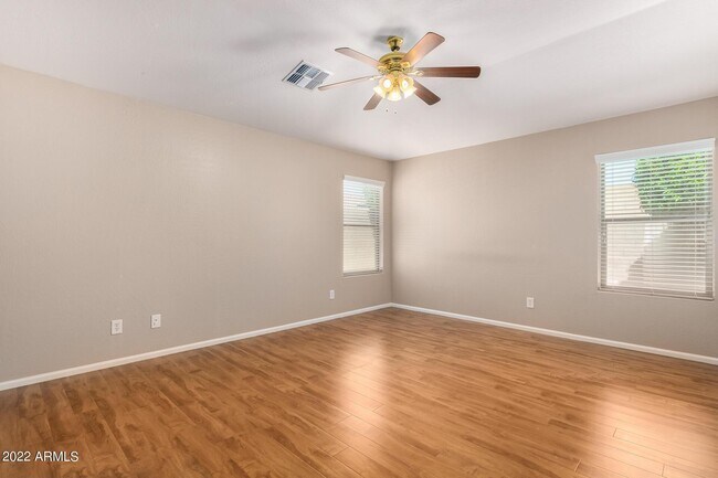 Building Photo - 17556 W Bloomfield Rd