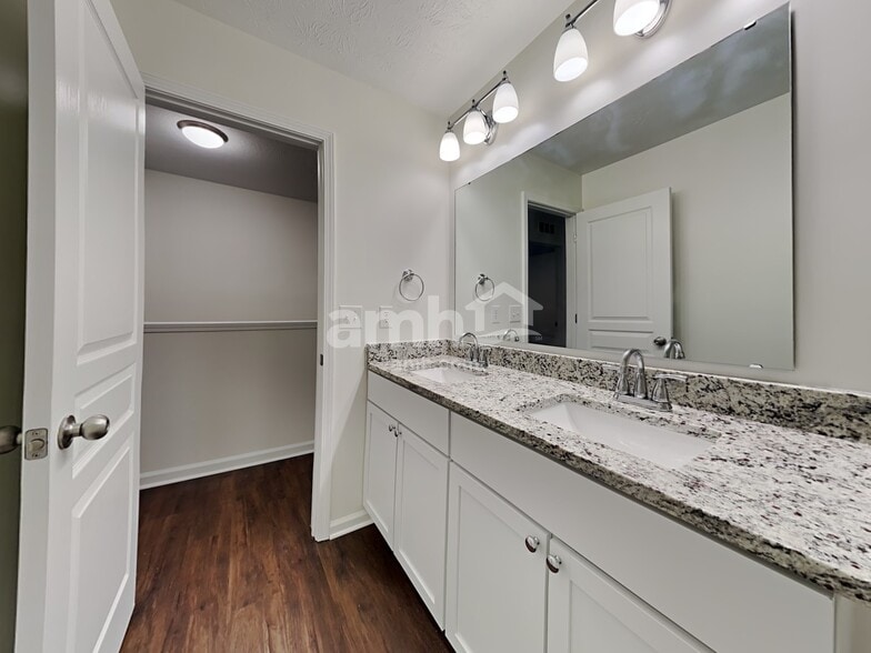 Building Photo - 6605 Shooting Star Dr