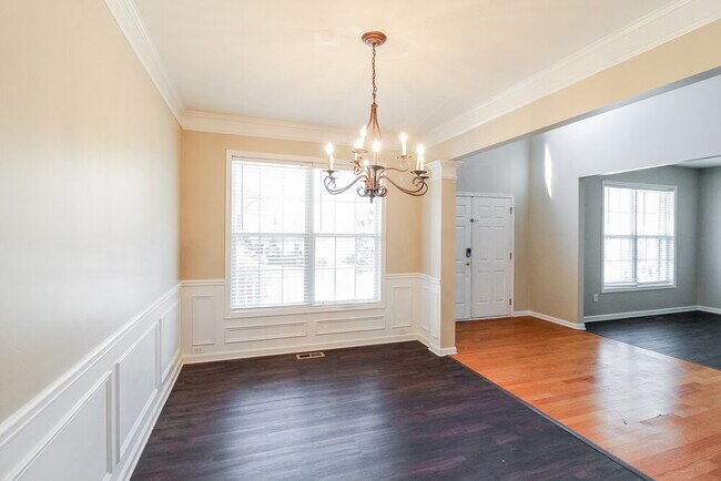 Building Photo - 2447 Longmont Dr