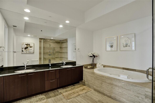 Building Photo - 15901 Collins Ave