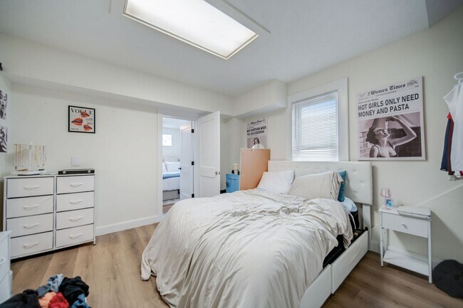 Building Photo - Massive 10 Bedroom Newly Renovated House P...