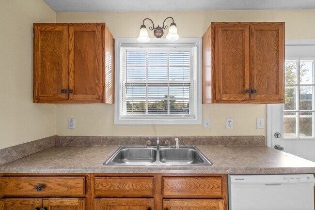 Building Photo - Home For Rent Near Heritage Park!