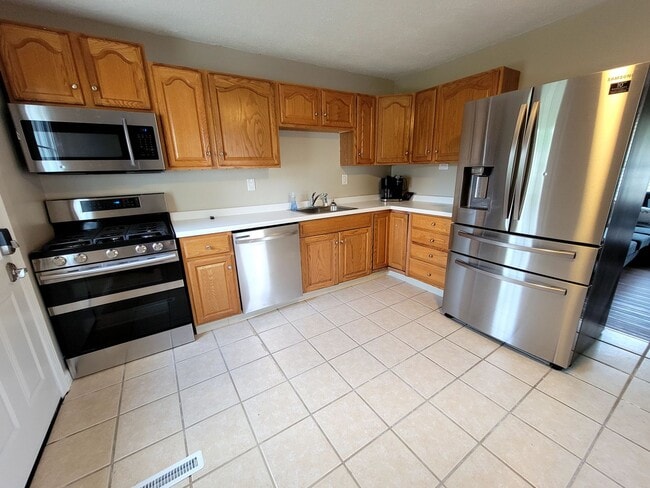 Building Photo - Fully Renovated 3 Bed Home in Southwest Champaign