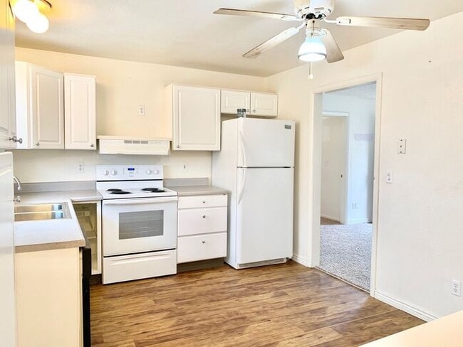 Building Photo - Spacious 3 Bedroom 2 Bath Ranch Style Home...