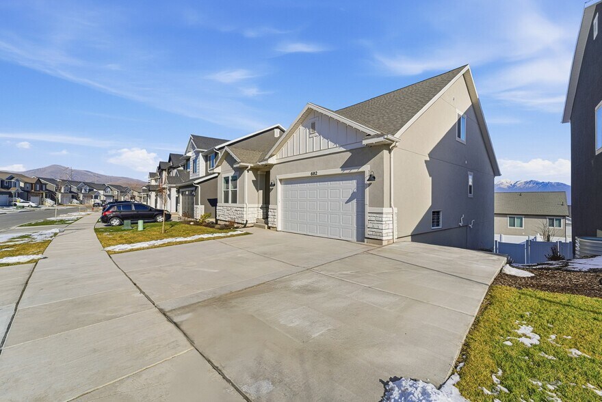 Building Photo - 682 N Bennedict Dr