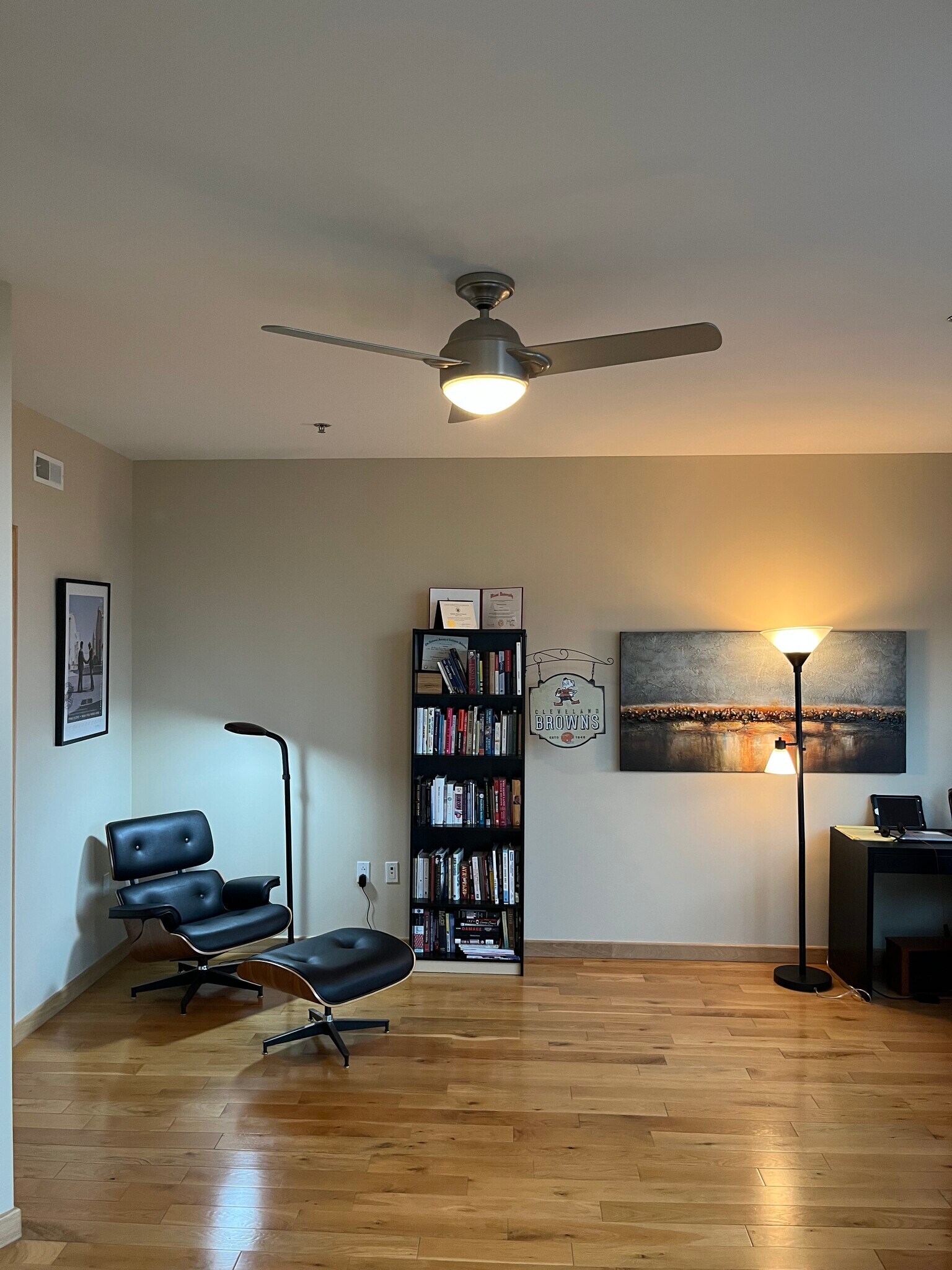 Building Photo - 701 W Lakeside Ave