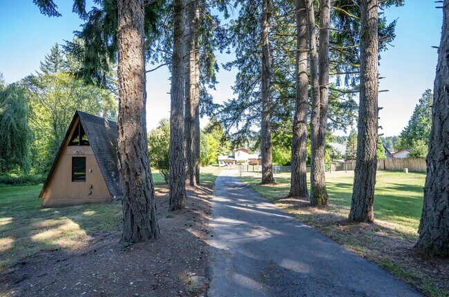 Building Photo - SHORT TERM LEASES! 1-6 months - 3-Bedroom ...
