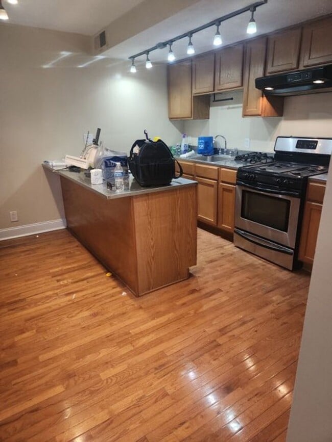 Building Photo - 1601 Broadway