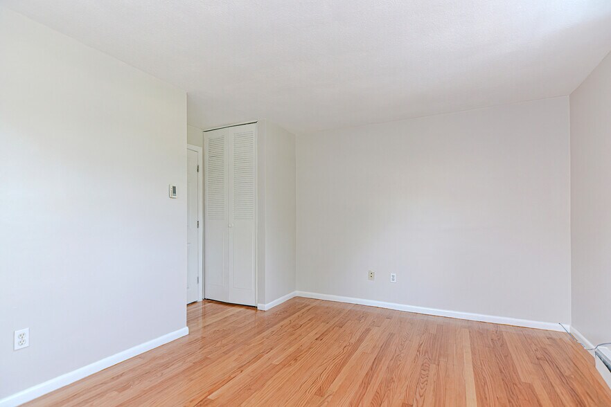 Building Photo - 4 Colonial Village Dr