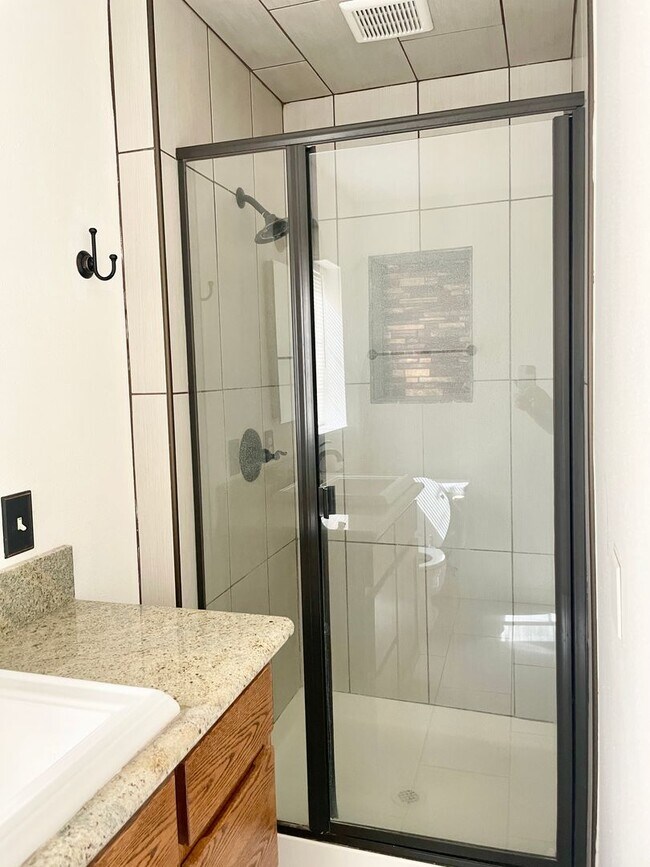 Building Photo - Charming 1 Bedroom