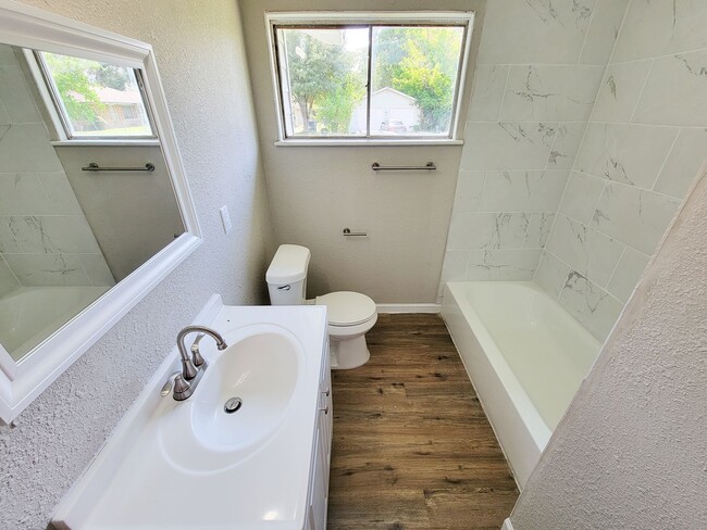 Building Photo - RECENTLY REMODELED 3 BEDROOM LEASE HOME