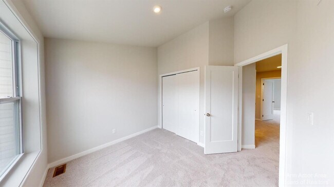 Building Photo - 2877 Rayfield Ave