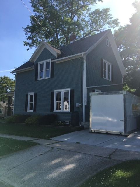 Building Photo - 305 Oak St