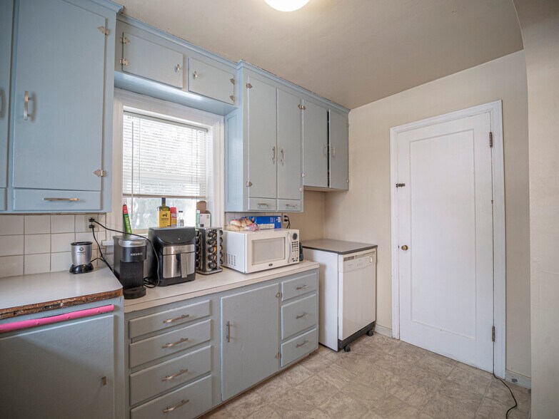 Building Photo - 1140 NE Lake St