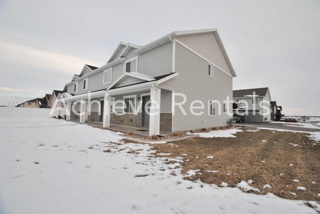 Building Photo - 3 Bed / 1.5 Bath Townhome in Tremonton – Great Location!