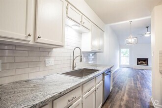 Building Photo - 8715 Pineridge Dr