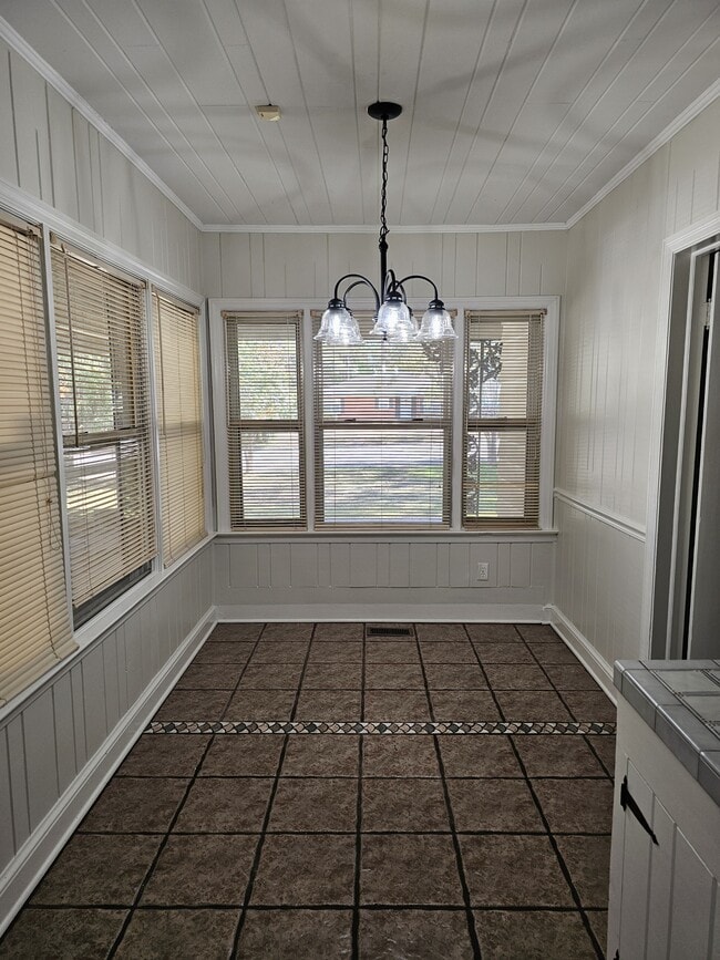 Building Photo - 1222 N Ridge Ave