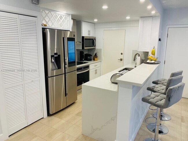 Building Photo - 900 SW 84th Ave