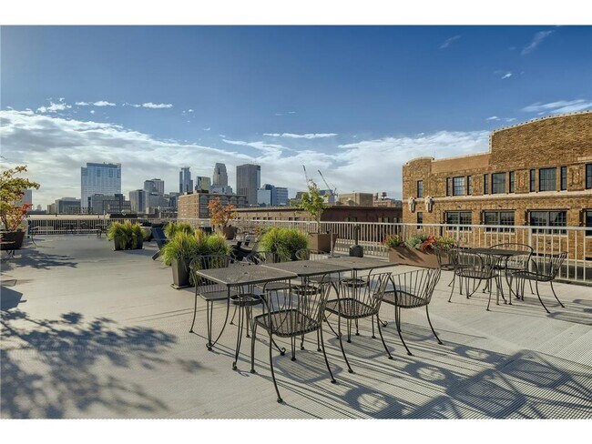 Building Photo - 700 N Washington Ave