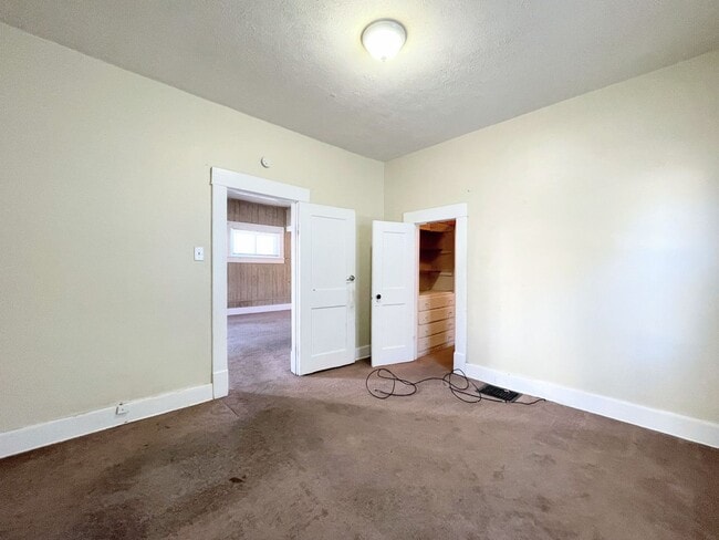 Building Photo - Large 3 Bedroom