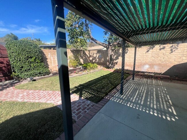 Building Photo - Beautiful 3 Bedroom, 2 Bathroom Sylmar Home! Ready for Move-In!