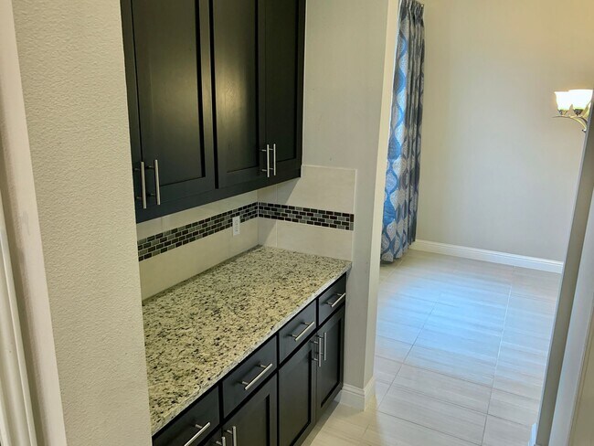 Building Photo - Gorgeous 5 bedroom home. Spacious and Elegant!