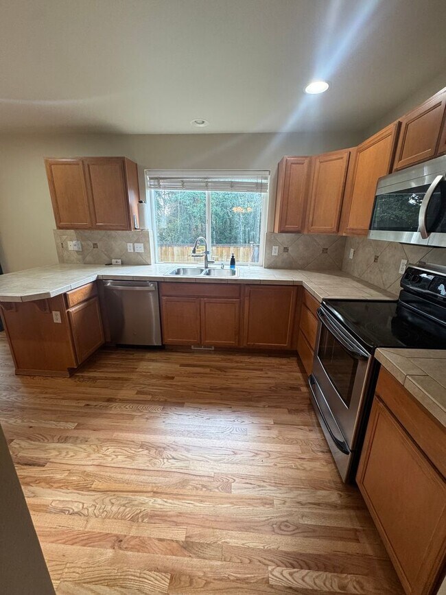 Building Photo - Three Bedroom, 2 Bath Home with New Carpet...