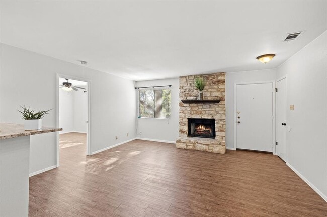 Building Photo - 9807 Hundred Oaks Cir