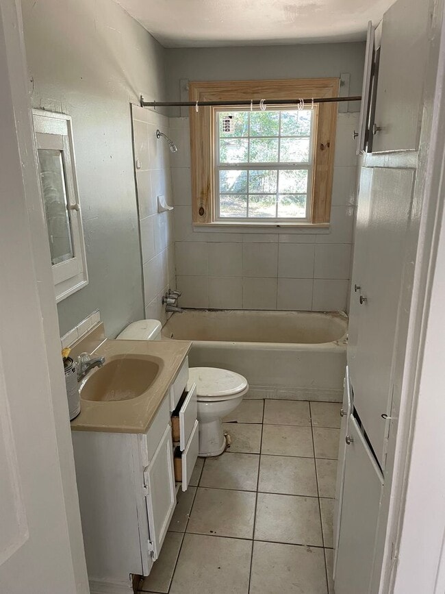 Building Photo - Like New 3 Bedroom Home!